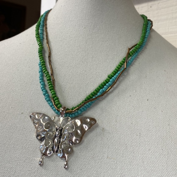 Large shiny silvertone butterfly pendant necklace - Picture 3 of 9